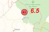 Paura per la nuova forte scossa di terremoto. Epicentro tra Macerata, Perugia e Ascoli Piceno, magnitudo M 6.5