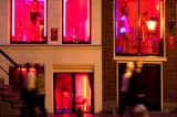 Napoli come Amsterdam: prostitute attendevano i clienti in vetrina