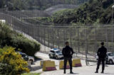 Spagna, scontri sulla barriera Ceuta: “300 immigrati lanciano contenitori con escrementi, sangue, calce viva e acidi”