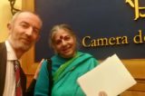 Attacco a Vandana Shiva. European Consumers: “Solidarietà, la scienziata svela le trappole della royalty dei semi di Monsanto”