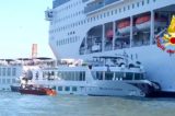 Venezia, paura per i passeggeri. Nave da crocera sperona imbarcazione turistica: 4 contusi e 1 ferito